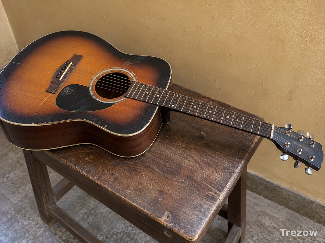 Acoustic guitar, 6 string, sunburst