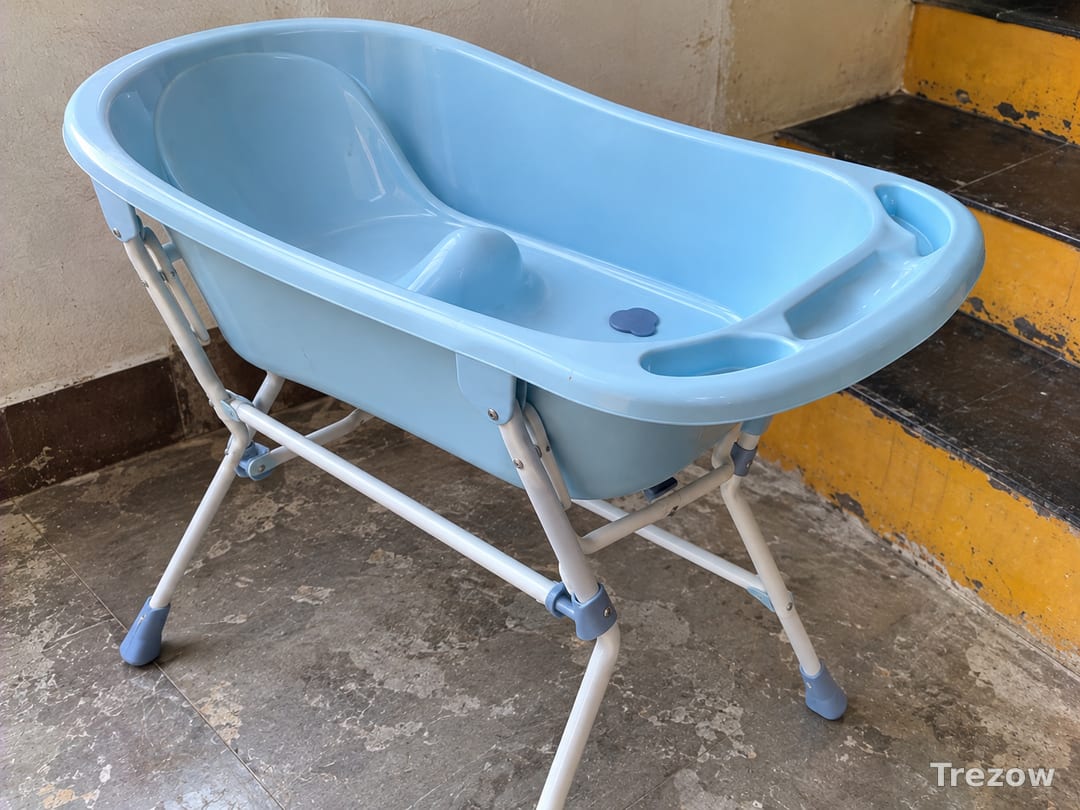 Baby bath tub with folding stand