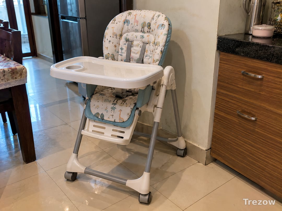 Baby high chair with feeding tray