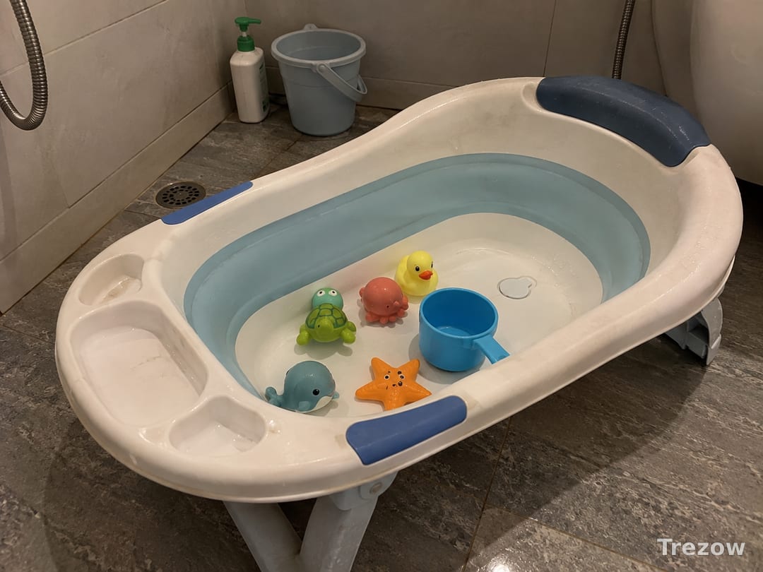 Foldable baby bath tub with toys