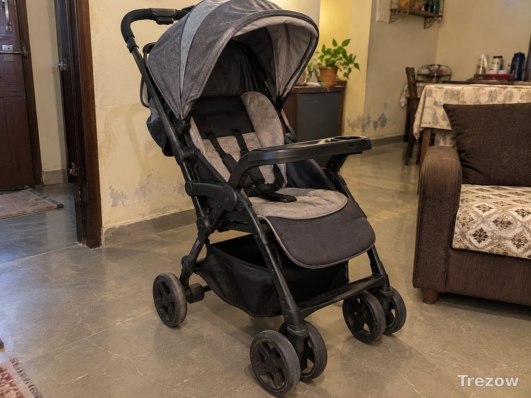 Foldable baby stroller with cup tray