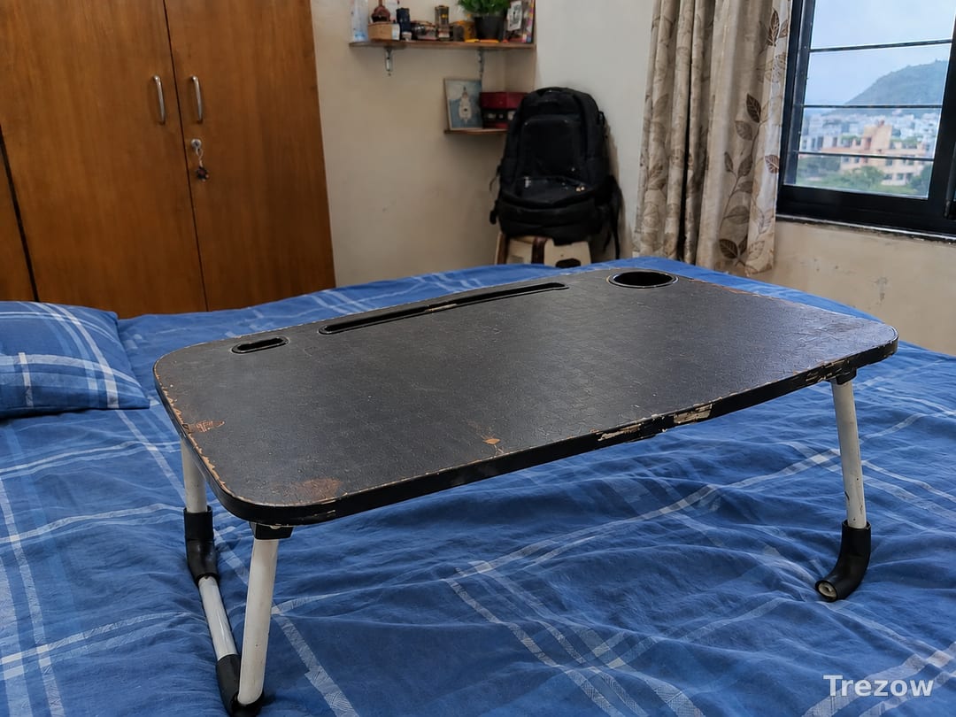 Foldable laptop table for bed