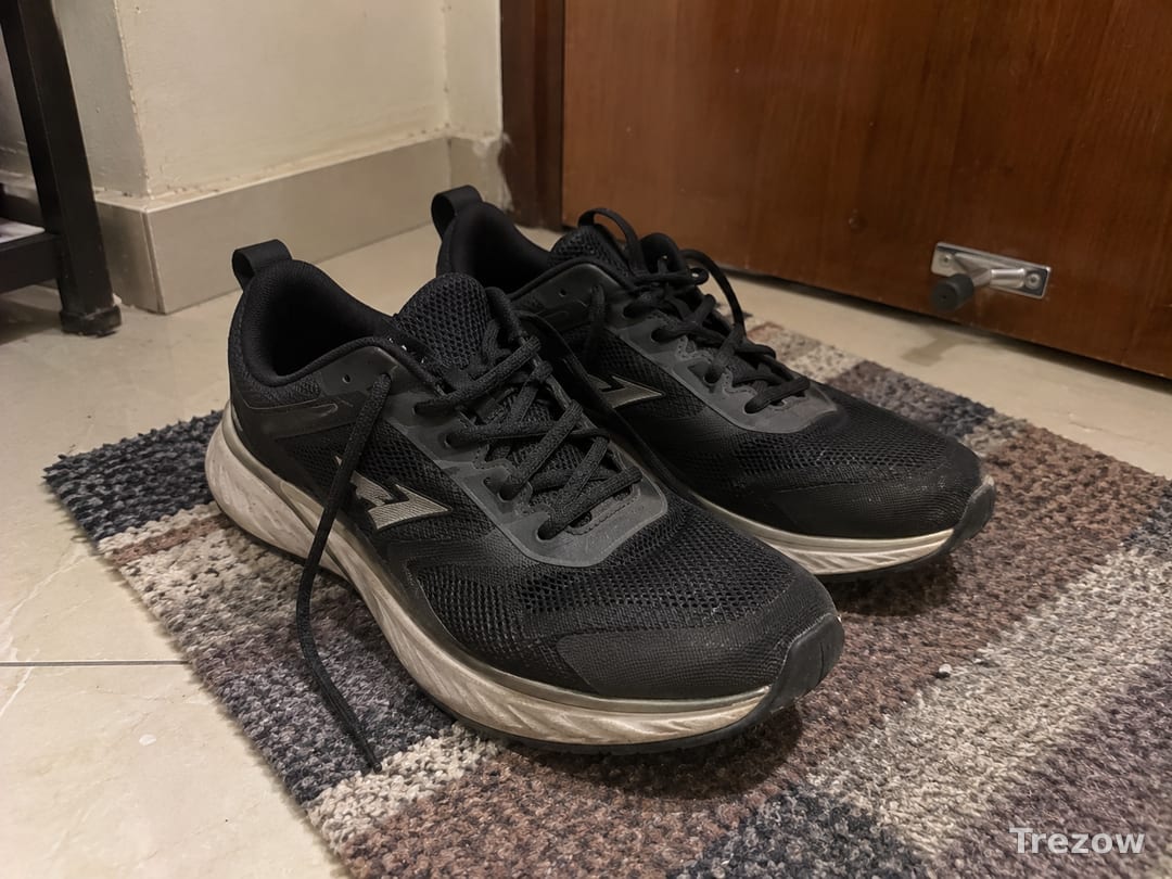 Men's black running shoes, UK 9