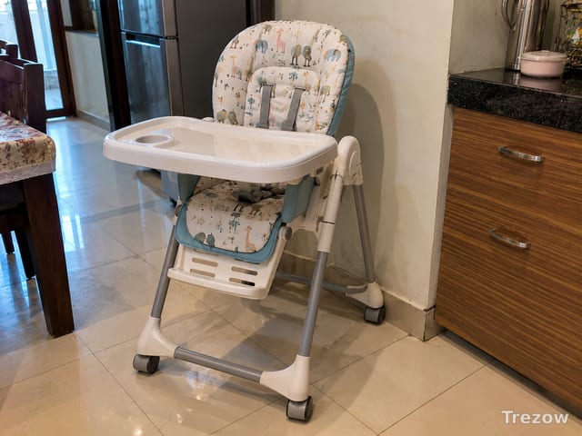 Baby high chair with feeding tray