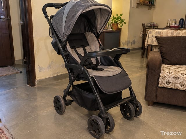 Foldable baby stroller with cup tray