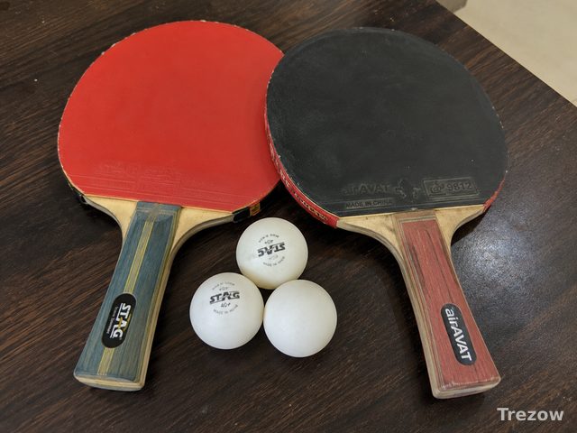 Table tennis racquets + balls