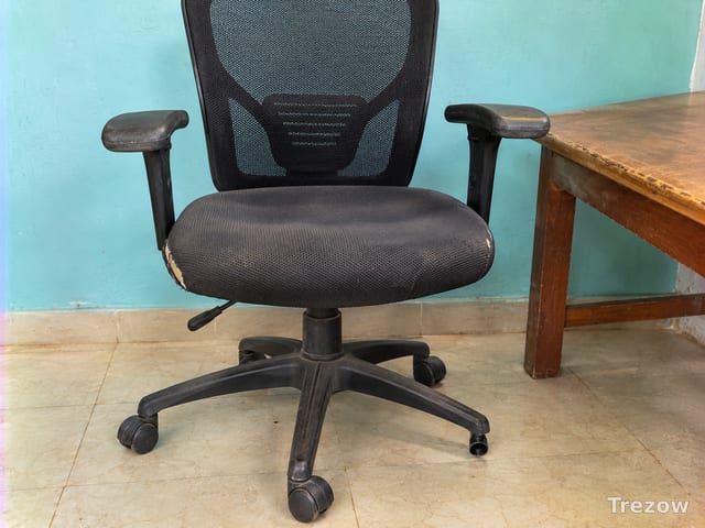 Mesh office chair, one wheel missing
