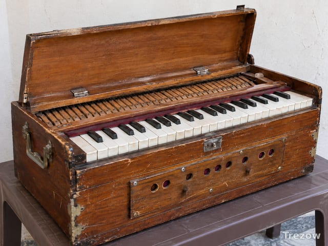 Portable harmonium with wooden case